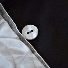 Lade das Bild in den Galerie-Viewer, pearl button women coat